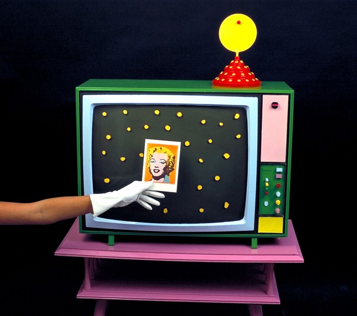 Marylin ve la tele con Warhol. 30x40 cm. 